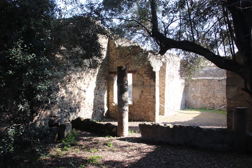 I.12.8 Pompeii. October 2022. Peristyle 9, looking south along east side. Photo courtesy of Klaus Heese.