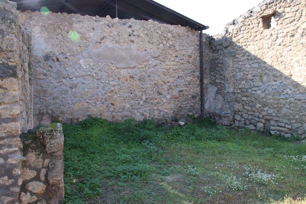 I.12.8 Pompeii. October 2022. Room 13, looking towards west side. Photo courtesy of Klaus Heese.