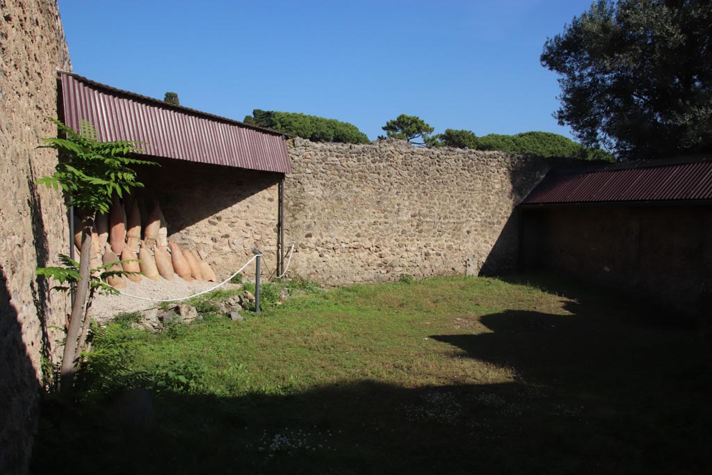 I.12.8 Pompeii. October 2022. Room 13, looking towards east wall. Photo courtesy of Klaus Heese.