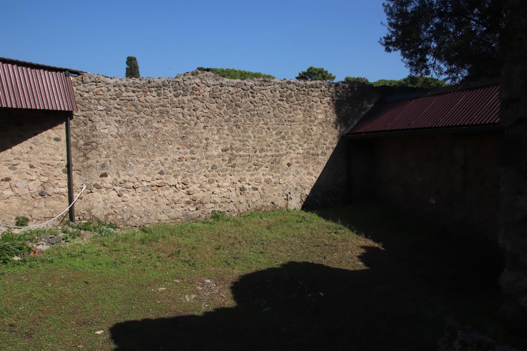 I.12.8 Pompeii. October 2022. Room 13, east wall and south-east corner. Photo courtesy of Klaus Heese.