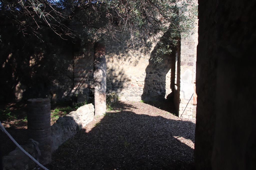 I.12.8 Pompeii. October 2022. South portico 10, looking east with doorway to room 7, on right. Photo courtesy of Klaus Heese.