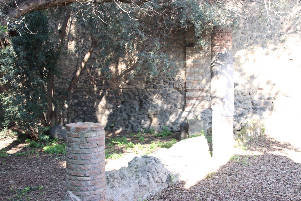 I.12.8 Pompeii. October 2022. 
South portico, looking east along wall on north side with columns to support a roof. Photo courtesy of Klaus Heese.
