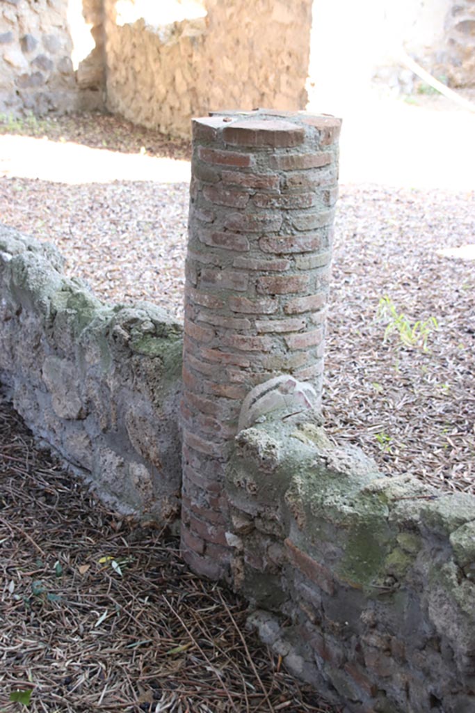 I.12.8 Pompeii. October 2022. 
Detail of column on south portico towards centre/west end. Photo courtesy of Klaus Heese.
