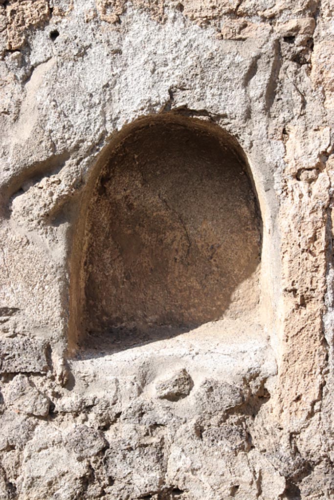 I.12.8 Pompeii. October 2022. 
Room 2, detail of niche in north wall. Photo courtesy of Klaus Heese.

