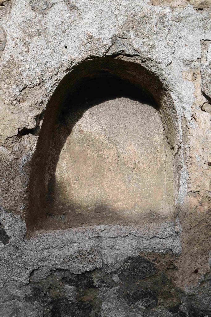 I.12.8 Pompeii. December 2018. Room 2, detail of niche. Photo courtesy of Aude Durand.