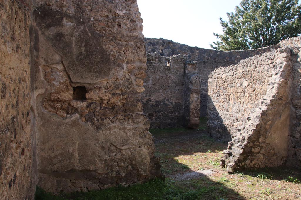 I.12.8 Pompeii. October 2022. 
Room 2, looking towards west wall and doorway into room 1, with doorway in north wall to room 5. Photo courtesy of Klaus Heese.
