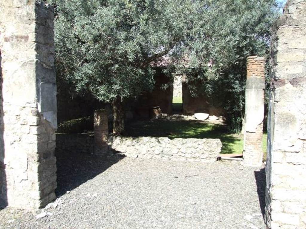 I.12.8 Pompeii.  March 2009.   Room. 7.  Looking north from large doorway to south portico of peristyle garden.