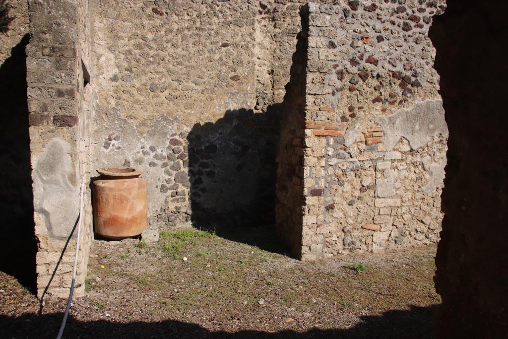 I.12.8 Pompeii. October 2022. Room 7, looking east, with doorway into room 8, centre right. Photo courtesy of Klaus Heese.