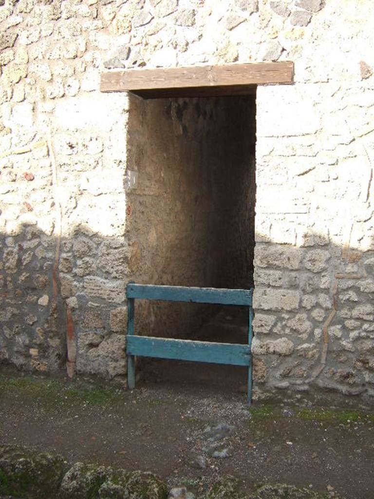 I.12.9 Pompeii. December 2005. Entrance doorway.