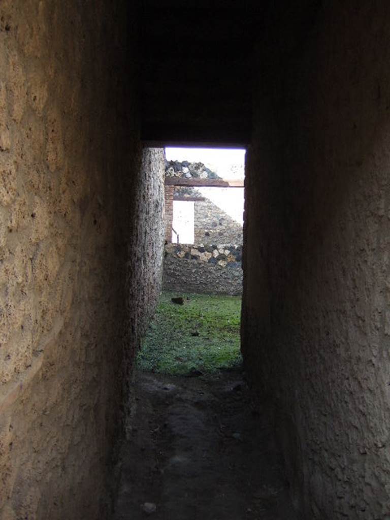 I.12.9 Pompeii.  House.  December 2005.  Fauces looking north.