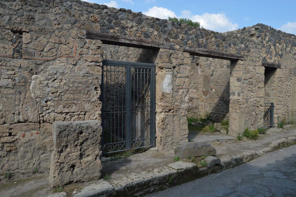 I.12.11 Pompeii, on left. October 2018. 
Looking north-east to entrance doorways, with I.12.10 and I.12.9, on right, on north side of Via di Castricio.
Foto Taylor Lauritsen, ERC Grant 681269 DCOR.

