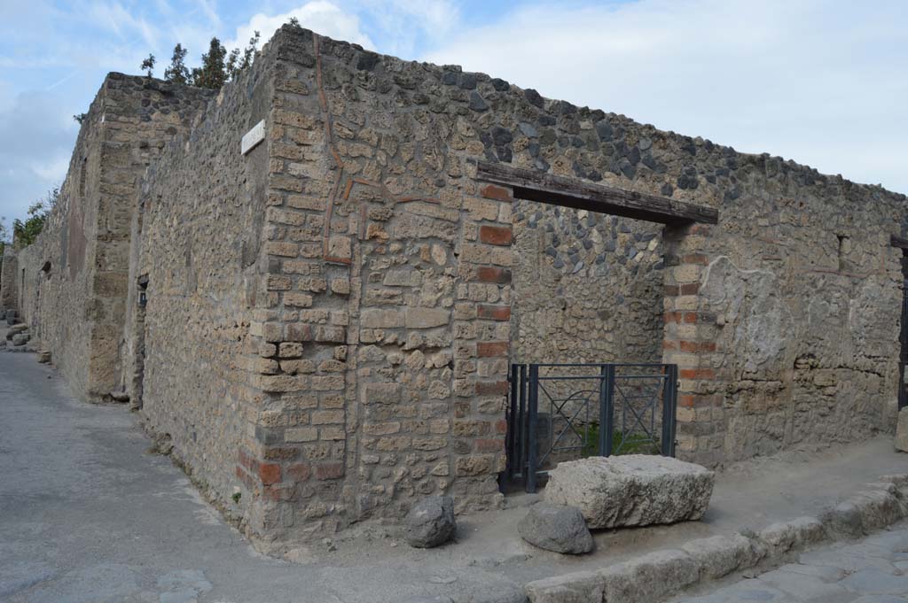 I.12.12 Pompeii. October 2017. Looking north to corner junction of Vicolo della Nave Europa, on left, and Via di Castricio, on right.
Foto Taylor Lauritsen, ERC Grant 681269 DCOR.
