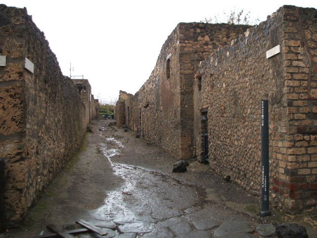 I.11 Pompeii. December 2004. Vicolo della Nave Europa looking north, showing corner with I.12.13/12.