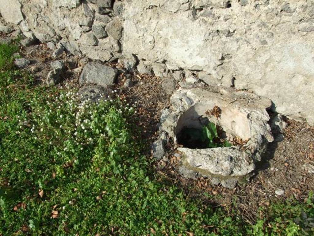 1.12.14 Pompeii. December 2007. Cistern head near north wall.