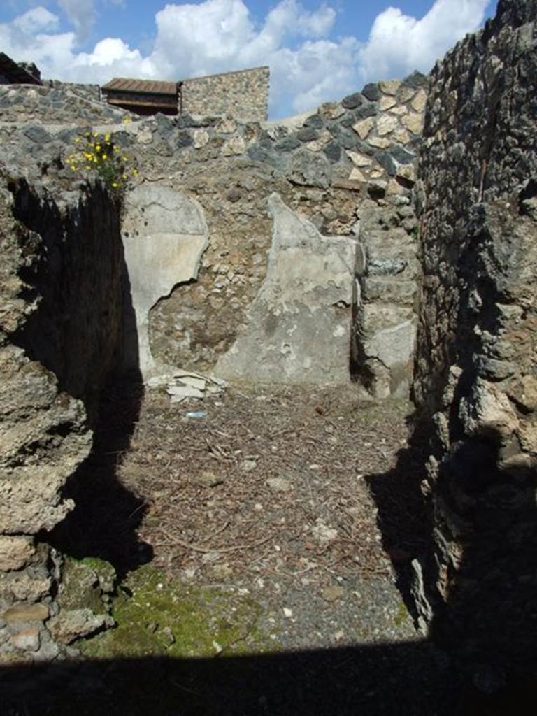 I.12.15 Pompeii.  March 2009.  Doorway to room 6. Looking north.