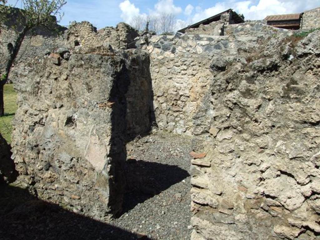 I.12.15 Pompeii.  March 2009.  Doorway to room 7 in north wall of room 5.