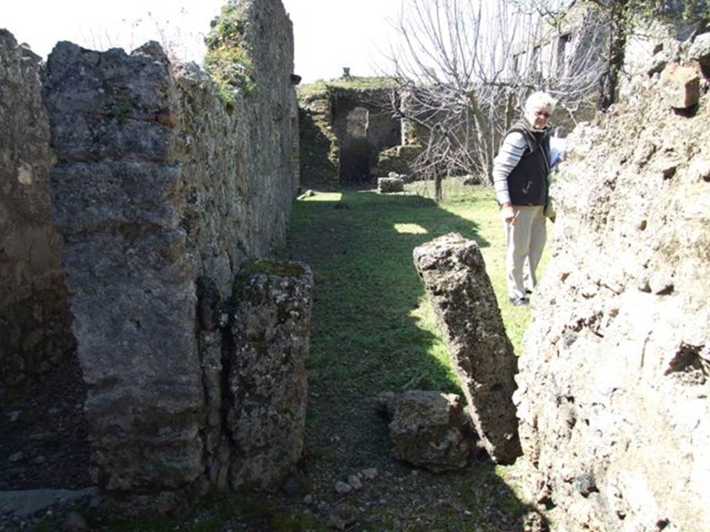 I.12.15 Pompeii. March 2009.  Doorway to garden area, room 8, in west wall of room 5, next to room 4, corridor.
