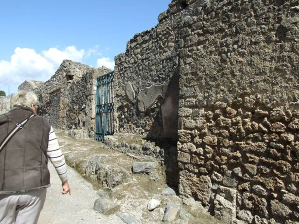 I.12.16 Pompeii.  March 2009. Vicolo delle Nave Europa, looking north, outside south side of entrance.