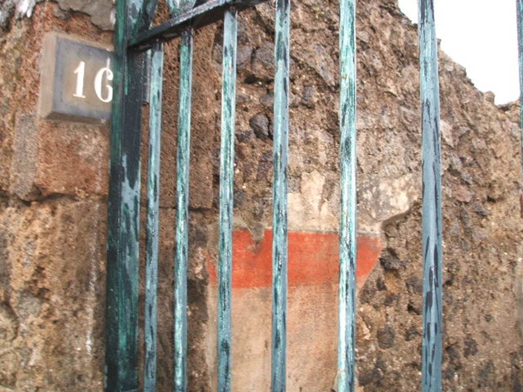 I.12.16 Pompeii. December 2004. North wall of fauces with remains of painted plaster.