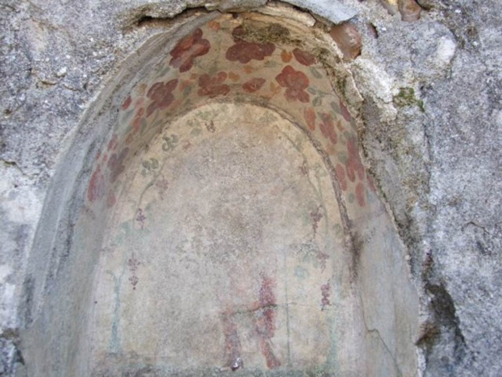 I.12.16 Pompeii.  March 2009.  Room 1. Atrium.  South wall. Top of niche decorated with red and yellow flowers.  