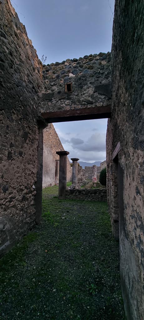 I.13.1 Pompeii. September 2015. Looking south through entrance doorway. 