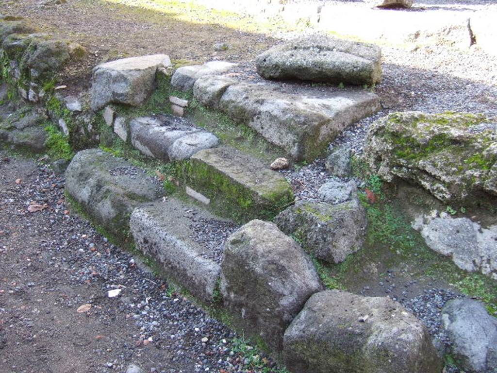 I.13.10 Pompeii. December 2005. Steps from road by I.13.10