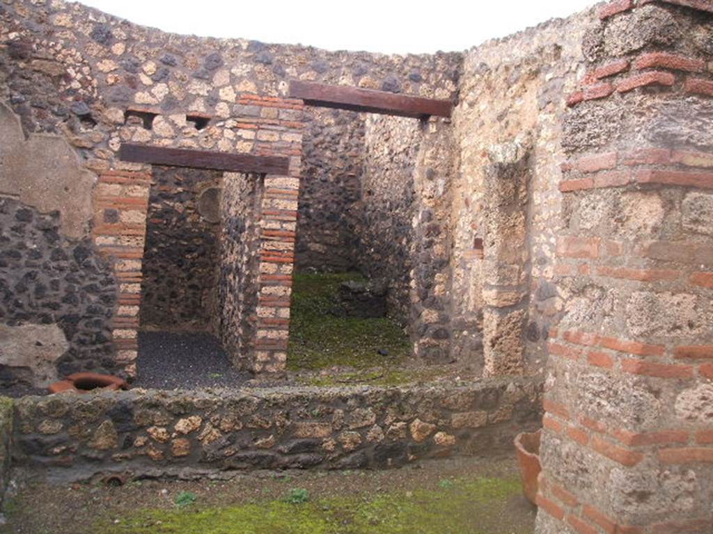 I.13.11 Pompeii. December 2004. Doorway to enclosed tablinum, on left, and kitchen on right, on north side of garden area.