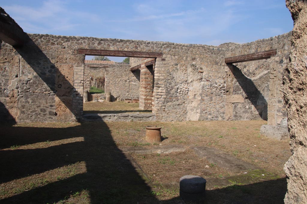 I.13.12 Pompeii. December 2004.  Looking north across Atrium without Tablinum, with doorway to small garden or yard.