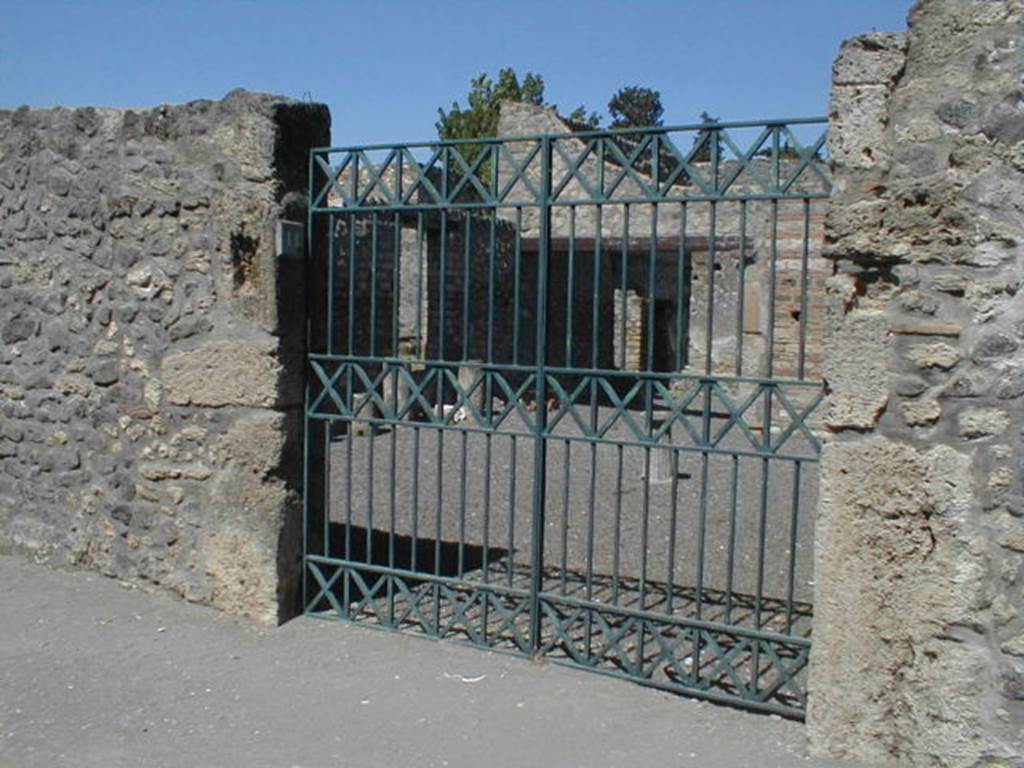 I.13.14 Pompeii. May 2005. Entrance doorway, looking east.