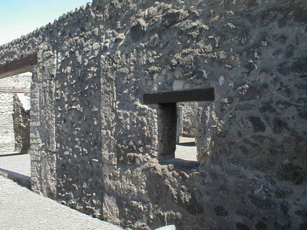 I.13.14 Pompeii. May 2005. South wall, with doorway to atrium, and window to west ala in I.13.12.