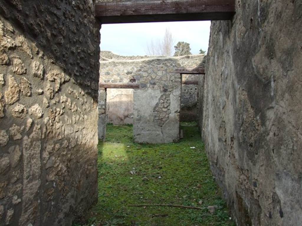 I.13.15 Pompeii.  December 2007.   Looking east from entrance.