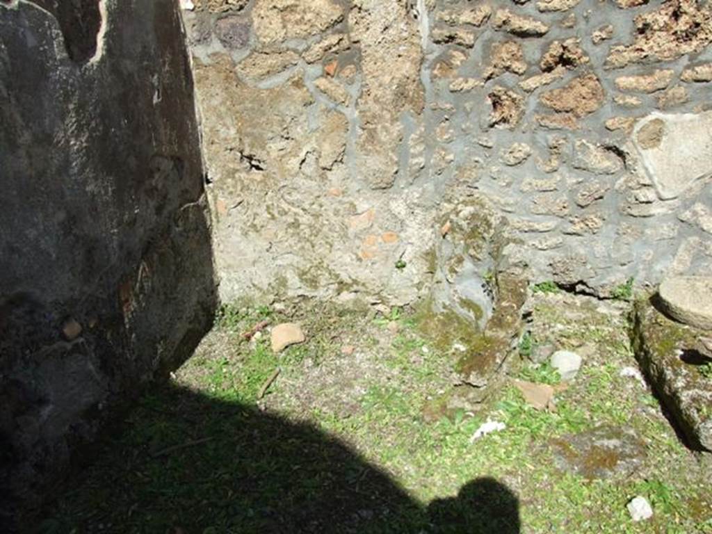 I.13.15 Pompeii. March 2009.  North west corner of central courtyard, with curved remains against north wall.