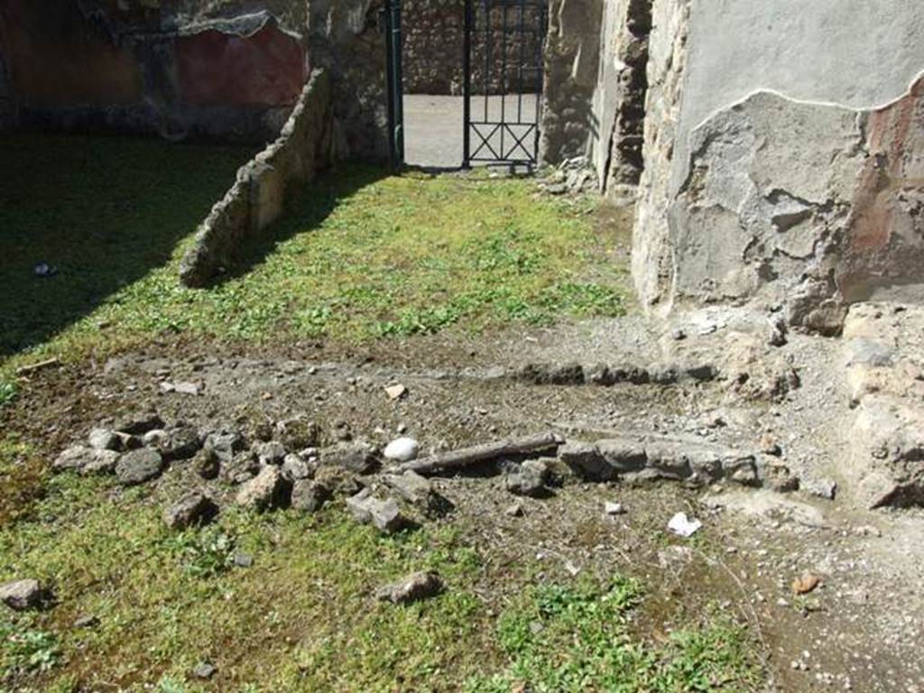 I.13.16 Pompeii.  March 2009.  Looking west to entrance doorway.