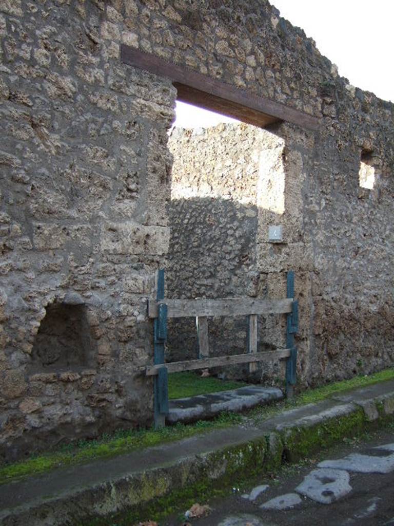 I.14.4 Pompeii.  House.  December 2005.  Entrance with street altar to left side.
