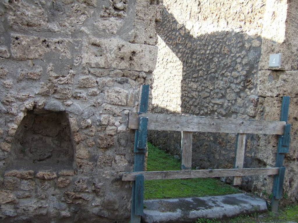 I.14.4 Pompeii. December 2005. Street shrine and fauces, looking west.

