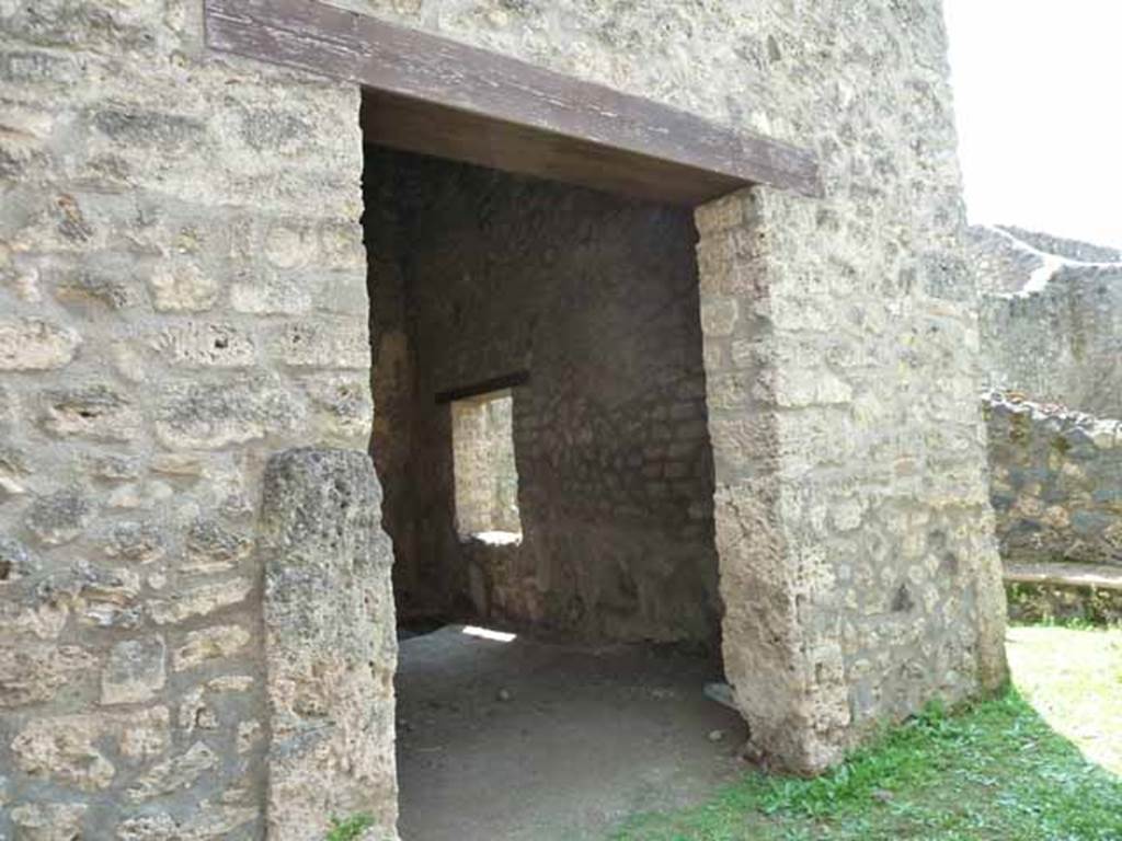 I.14.5  Pompeii. May 2010. Looking south from entrance to triclinium with window.