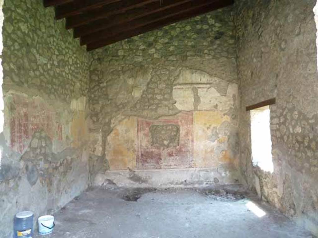 I.14.5  Pompeii. May 2010. Triclinium, looking south.