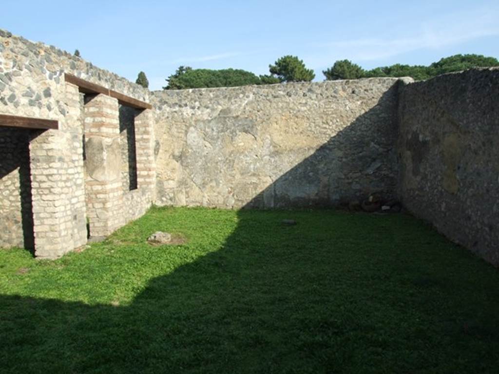 I.14.9 Pompeii.  Hospitium.  December 2007.  East wall.