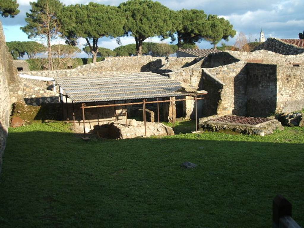 I.14.10 Pompeii.  December 2004.  Garden.