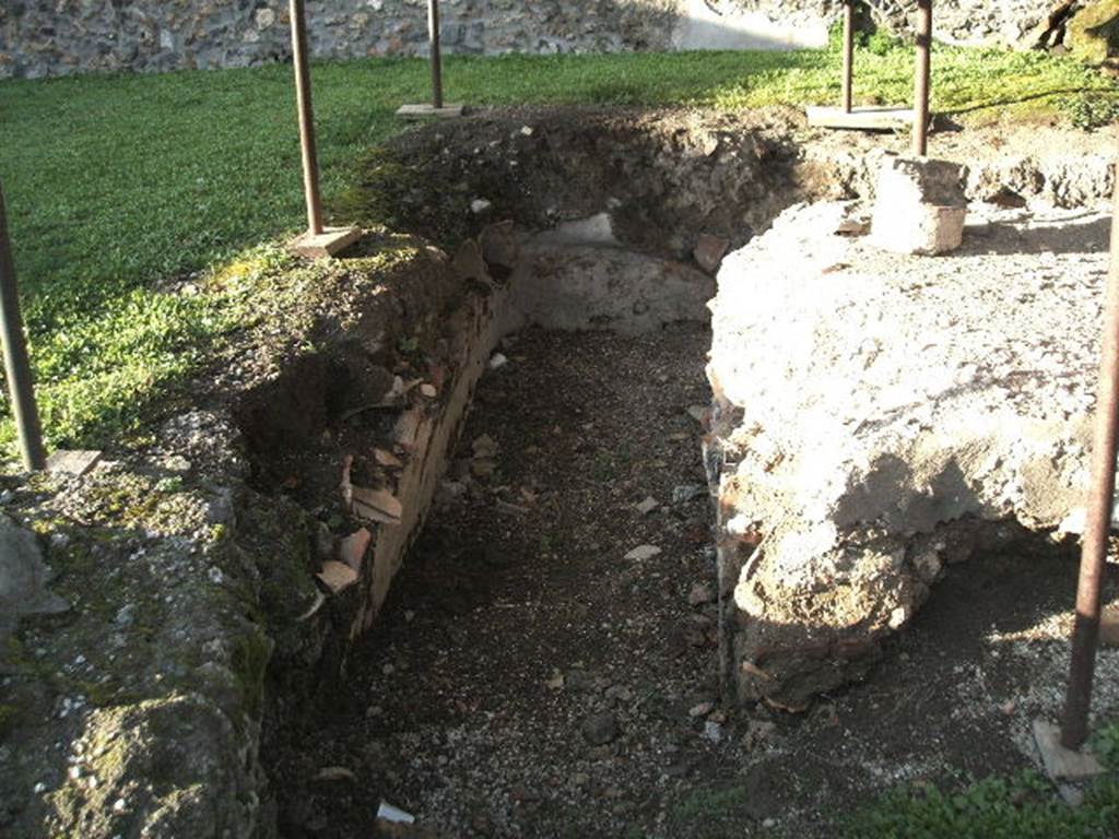 I.14.10 Pompeii.  December 2004.  Garden Triclinium.