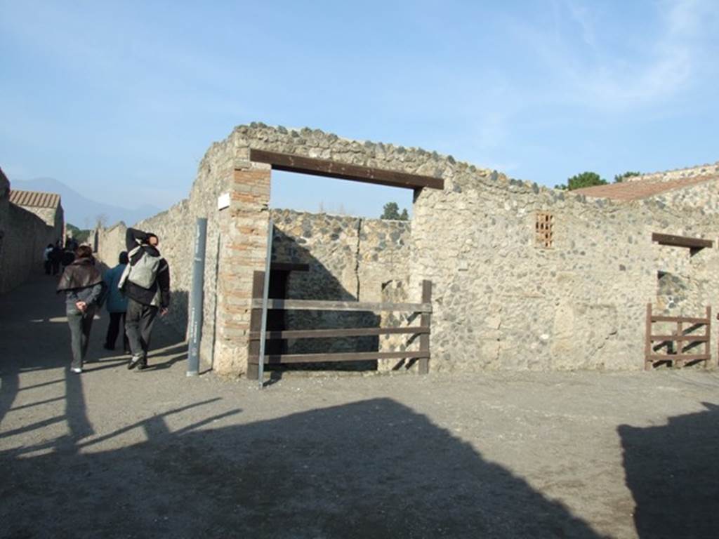 I.14.11 Pompeii on the corner of Via della Palestra, looking north along Vicolo dei Fuggiaschi. December 2007.