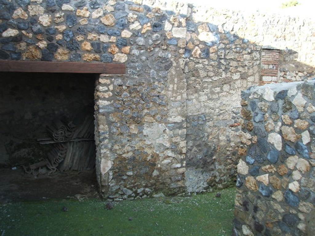 I.14.11 Pompeii. December 2004. Looking north from entrance. 