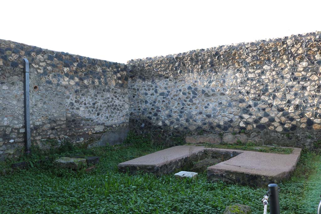 I.14.12, Pompeii. December 2018. Looking south-west across peristyle garden towards triclinium. Photo courtesy of Aude Durand.