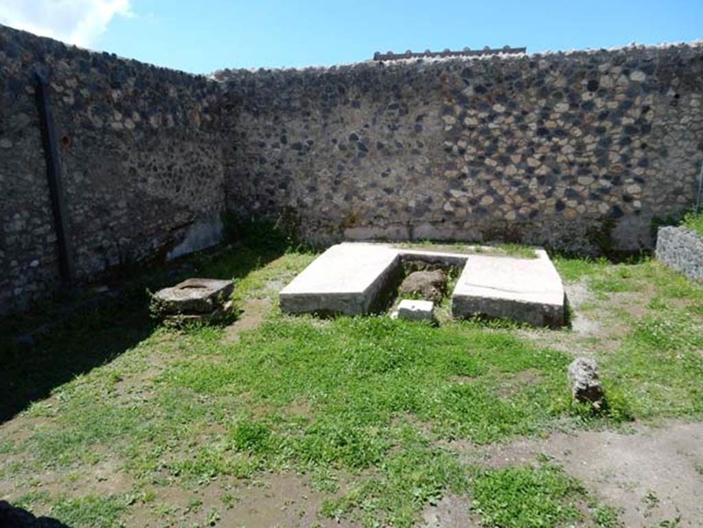 I.14.12, Pompeii. May 2018. Looking west across peristyle garden towards triclinium. 
Photo courtesy of Buzz Ferebee
