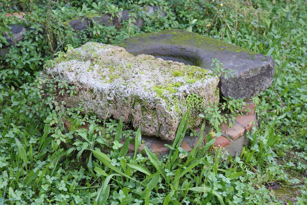 I.14.12, Pompeii. December 2018. Well/cistern mouth in garden area. Photo courtesy of Aude Durand.