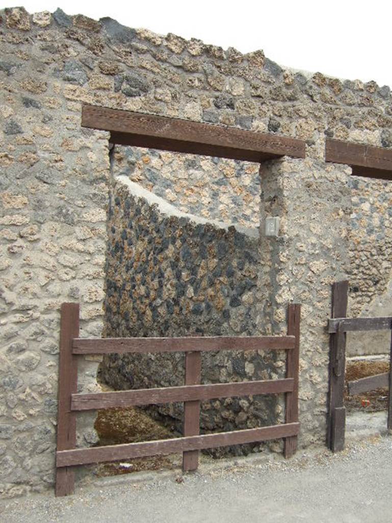 I.14.12 Pompeii. May 2006. Entrance doorway to garden area.