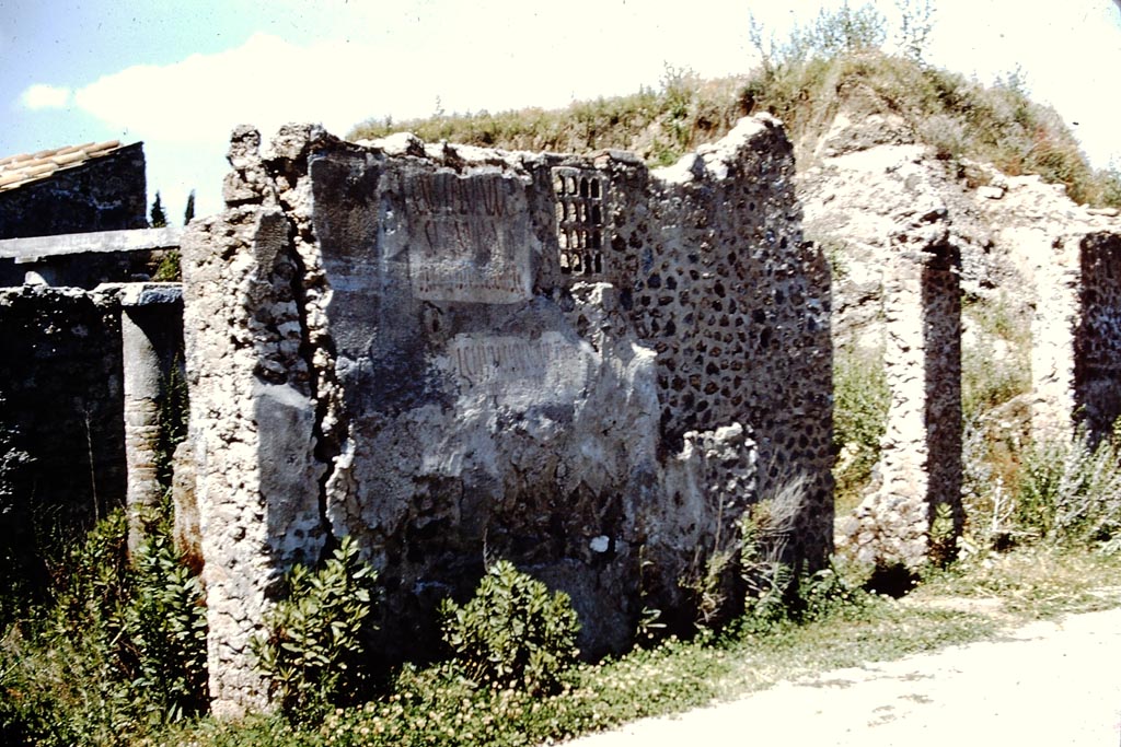 I.14.12 Pompeii. 1961. Entrance doorway, right of centre, with I.14.11 on the left. Photo by Stanley A. Jashemski.
Source: The Wilhelmina and Stanley A. Jashemski archive in the University of Maryland Library, Special Collections (See collection page) and made available under the Creative Commons Attribution-Non-Commercial License v.4. See Licence and use details.
J61f0479
