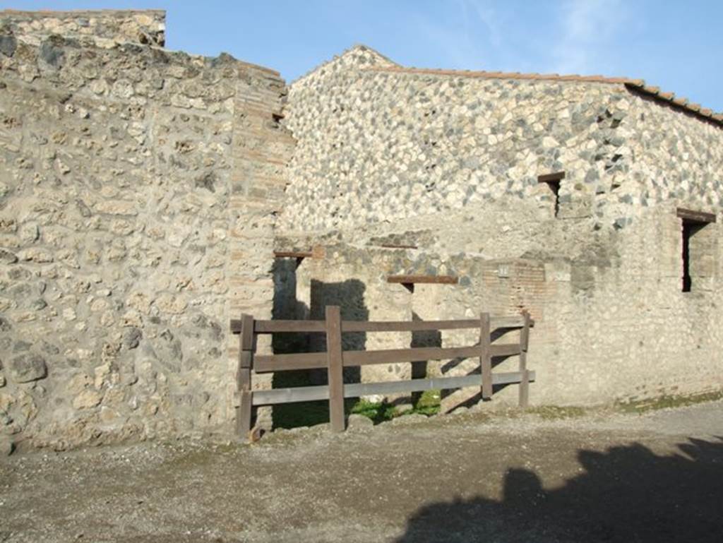 I.14.14 Pompeii. December 2007. Entrance.
According to Giordano and Casale, found here on the 24th October 1957 on the eastern jamb of the entrance was an inscription in red.

RVFVM
II VIR TEGETICVLA ROG      [GC6]

See Giordano, C. & Casale, A: Iscrizioni Pompeiane Inedite scoperte tra gli anni 1954-1978: Atti Acc Pont NsS 39, 1990 (1991) p. 277, no. 6.

