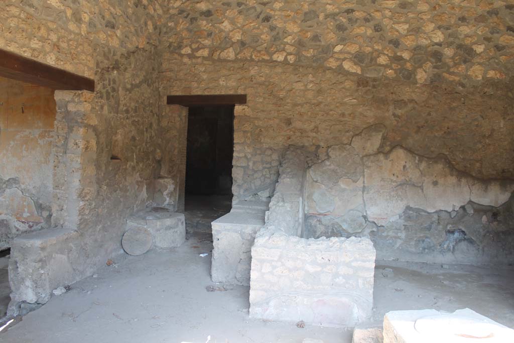 I.14.15 Pompeii. March 2014. Looking towards west side of bar-room, with doorways to rooms on west and north side.
Foto Annette Haug, ERC Grant 681269 DÉCOR
