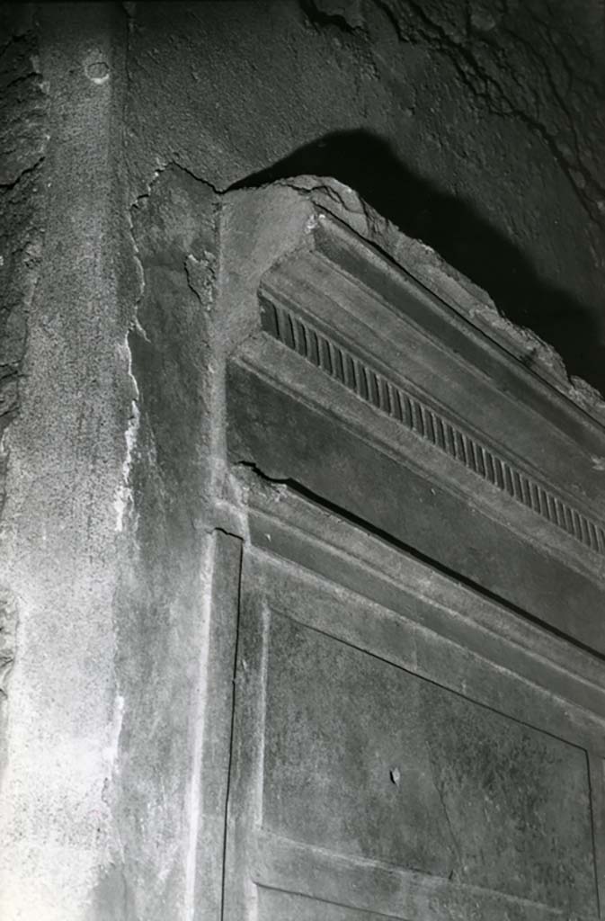 I.15.1 Pompeii. 1980.  
House, cubiculum right W of fauces, entrance S wall, details. Photo courtesy of Anne Laidlaw.
American Academy in Rome, Photographic Archive. Laidlaw collection _P_80_3_9.
